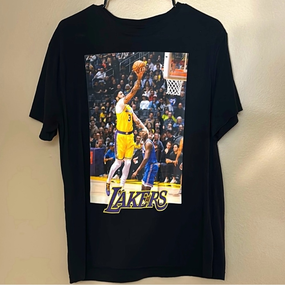 NBA ULTRA GAME. ANTHONY DAVIS GRAPHIC TEE. LIGHTY USED. BLACK. SIZE: MEDIUM